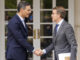 Foto de archivo (10/10/2022).- El presidente del Gobierno, Pedro Sánchez (i), recibe al líder del PP, Alberto Núñez Feijóo (d), antes de su reunión en La Moncloa. EFE/ Sergio Pérez