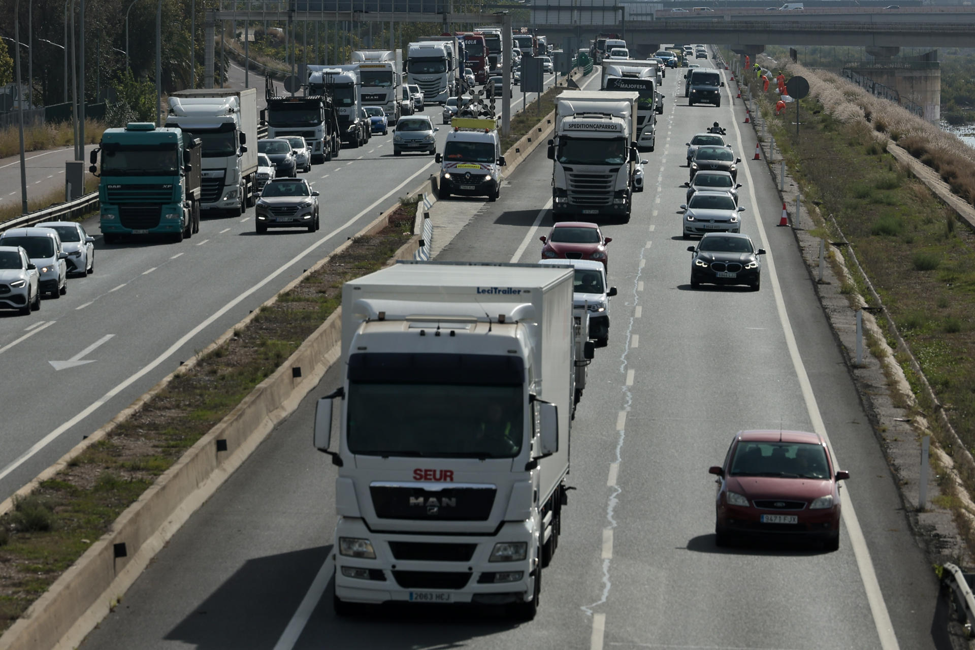 El Gobierno ha decidido prorrogar la bonificación del gasóleo para los transportistas, que seguirá en 10 céntimos por litro hasta el 30 de septiembre. EFE/Biel Aliño
