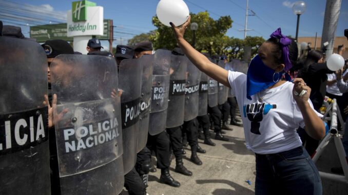 Agentes antidisturbios realizan un cordón de seguridad frente a manifestantes durante la celebración del 71 aniversario de la declaración del Día Internacional de los Derechos Humanos, en Managua. EFE/Jorge Torres
