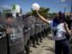 Agentes antidisturbios realizan un cordón de seguridad frente a manifestantes durante la celebración del 71 aniversario de la declaración del Día Internacional de los Derechos Humanos, en Managua. EFE/Jorge Torres