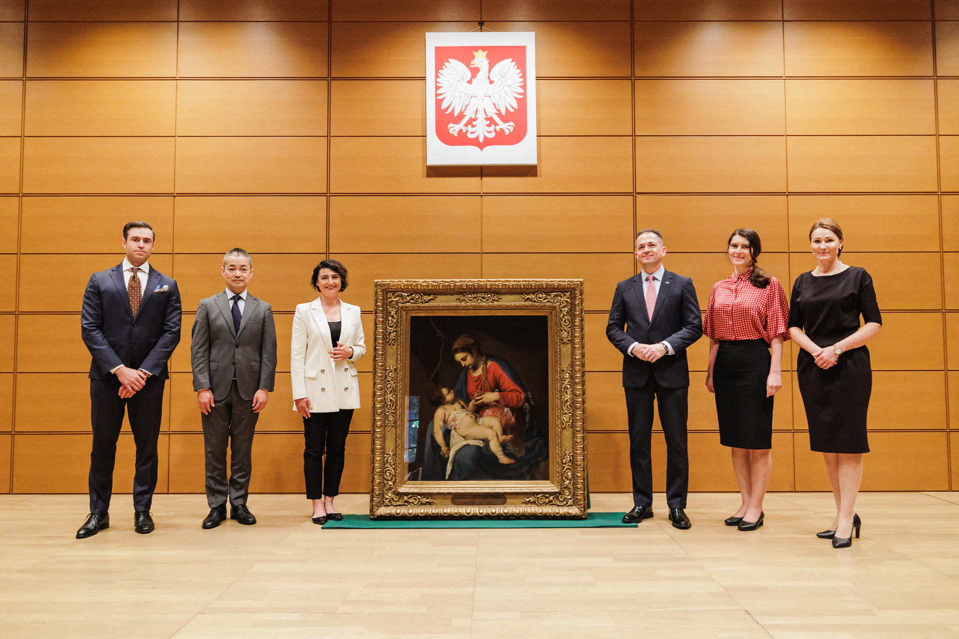 Foto de familia realizada durante la ceremonia institucional celebrada el 31 de mayo de 2023 en la embajada de Polonia en Tokio (Japón) de la devolución de la obra "Madonna with Child" (centro), del pintor italiano Alessandro Turchi, que fue saqueada por la Alemania nazi durante la Segunda Guerra Mundial. Tercero por la derecha posa al lado del cuadro el embajador polaco en Japón, Pawel Milewski. EFE/ Polish Institute In Tokyo / Przemyslaw Sliwinski SOLO USO EDITORIAL/SOLO DISPONIBLE PARA ILUSTRAR LA NOTICIA QUE ACOMPAÑA (CRÉDITO OBLIGATORIO)
