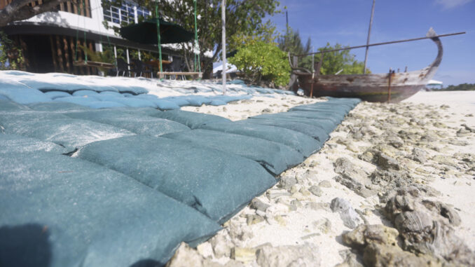 Imagen facilitada sobre la situación en Maldivas, en el océano Índico por el impacto del cambio climático. Maldivas necesita la "solidaridad climática" de la comunidad internacional, que debe "agilizar la financiación" que se ha comprometido a poner sobre la mesa para paliar los impactos de la crisis del clima que están causando la erosión y la subida del nivel del mar, ha explicado a EFE el responsable de UNICEF en esa nación insular en el océano Índico, Edward Addai. EFE/UNICEF/Ashwa Faheem SOLO USO EDITORIAL/SOLO DISPONIBLE PARA ILUSTRAR LA NOTICIA QUE ACOMPAÑA (CRÉDITO OBLIGATORIO) SOLO PERMITIDO EL USO CON EL PERMISO DE UNICEF
