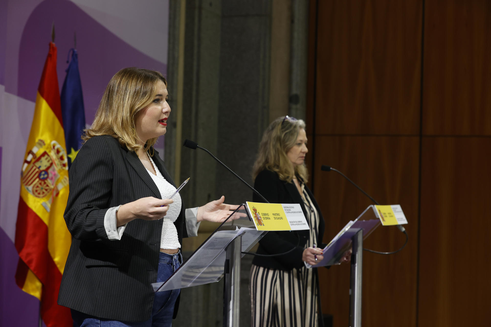 La secretaria de estado de Igualdad, Ángela Rodríguez (i), y la delegada del gobierno contra la Violencia de Género, Victoria Rosell (d), ofrecen una rueda de prensa tras la reunión del Ministerio de Igualdad con las comunidades autónomas para analizar en un comité de crisis institucional el repunte de asesinatos por violencia de género en el mes de mayo. EFE/ Javier Lizón
