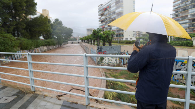 Una persona toma imágenes del caudal en un barranco en Benicàssim (Castellón), en una fotografía de archivo. EFE/Domenech Castelló
