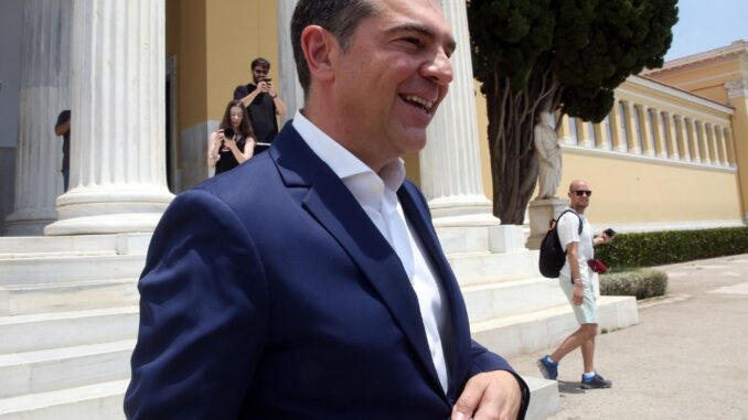 En la imagen Alexis Tsipras, quien ha dimitido hoy como líder del partido de izquierdas Syriza. EFE/EPA/ORESTIS PANAGIOTOU
