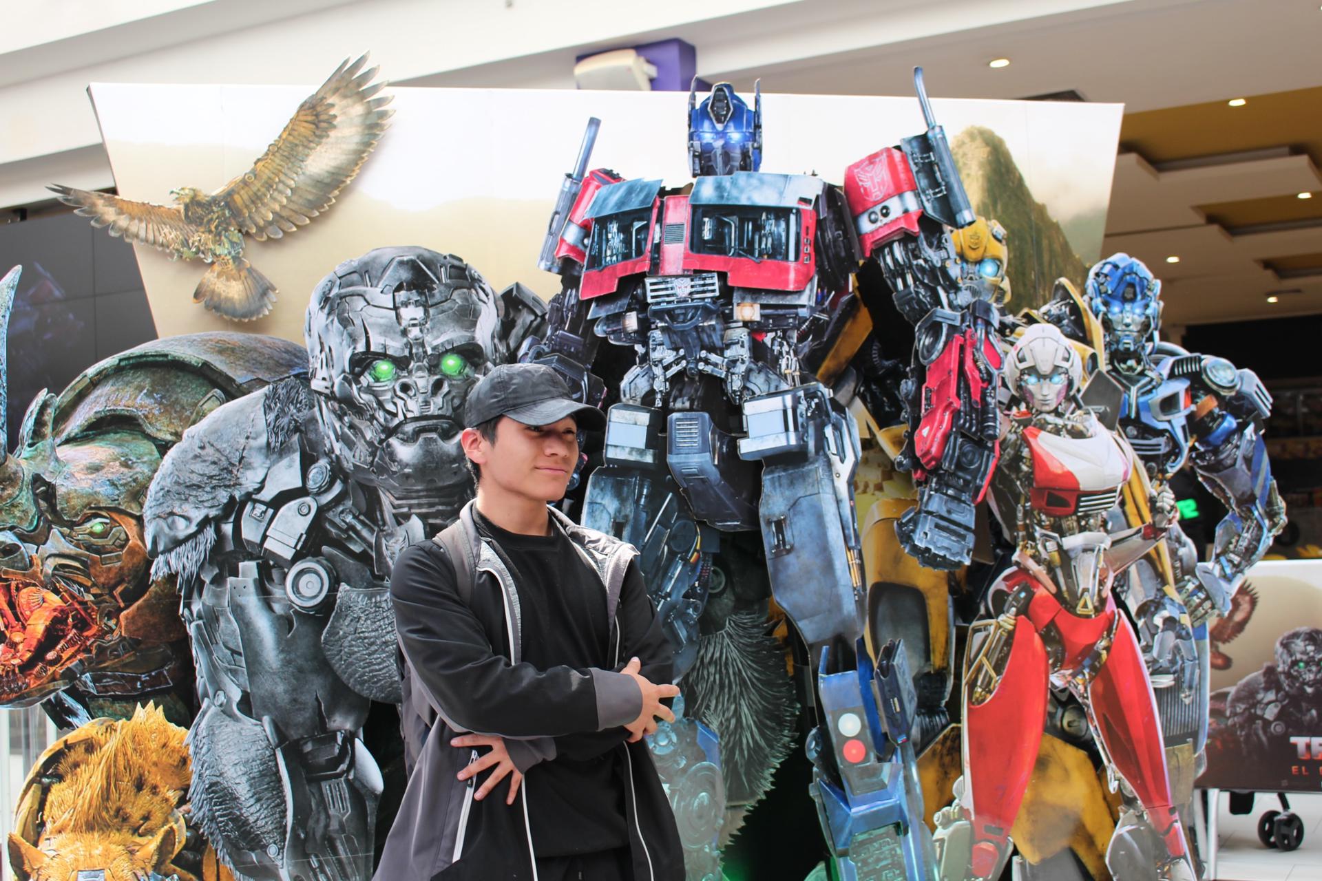 Fanáticos acuden al preestreno para la prensa de la película 'Transformers: el despertar de las bestias' en Cineplanet en Cuzco (Perú). EFE/ Paula Bayarte
