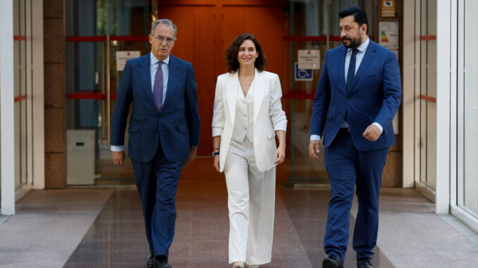 La presidenta en funciones de la Comunidad de Madrid, Isabel Díaz Ayuso (c), el vicepresidente en funciones, Enrique Ossorio (i) y el diputado Carlos Díaz-Pache (d) a su llegada a la constitución de la Asamblea de Madrid este martes cuando se inicia una nueva legislatura con la constitución del parlamento autonómico. EFE/ Juan Carlos Hidalgo
