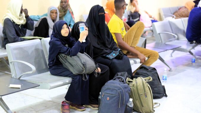 Refugiados sudaneses a su llegada al aeropuerto de Bagdad el 18 de junio. EFE/EPA/AHMED JALIL
