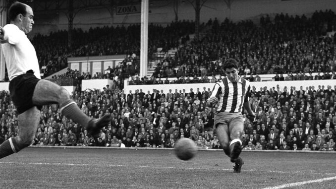 Enrique Collar (d) lanza el balón a la portería durante un partido en el estadio Metropolitano de Madrid, en una foto de archivo.
