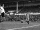 Enrique Collar (d) lanza el balón a la portería durante un partido en el estadio Metropolitano de Madrid, en una foto de archivo.