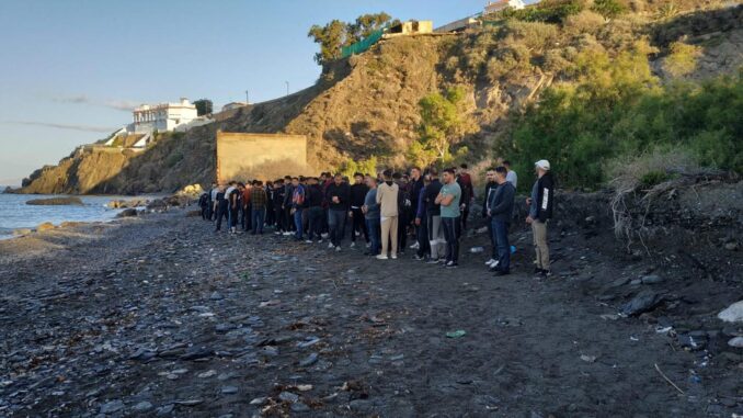 Parte de los 125 inmigrantes que navegaban en dos pateras, además de dos personas que han sido halladas sin vida, a primera hora de este viernes en la zona de Adra (Almería) tras zarpar, presuntamente, desde la costa de Marruecos y que ya está siendo investigado por la Guardia Civil. EFE/ Guardia Civil SOLO USO EDITORIAL/DISPONIBLE PARA ILUSTRAR LA NOTICIA QUE ACOMPAÑA (CREDITO OBLIGATORIO)
