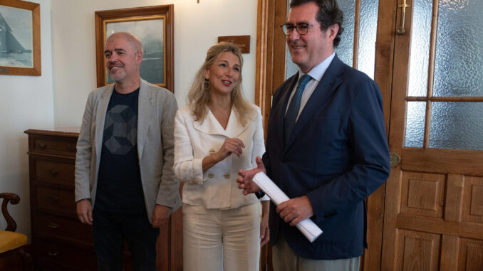 La vicepresidenta segunda y ministra de Trabajo y Economía Social, Yolanda Díaz (c) junto al presidente de CEOE, Antonio Garamendi (d) y el secretario general de CCOO, Unai Sordo (i), durante su participación en los cursos de la Universidad Internacional Menéndez Pelayo, este jueves en Santander. EFE/ Pedro Puente Hoyos
