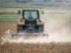 Un agricultor labra con tractor la tierra en Logroño.EFE/Raquel Manzanares