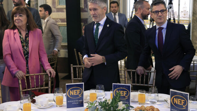 El ministro del Interior, Fernando Grande-Marlaska (c), el ministro de Presidencia, Félix Bolaños (d) y la presidenta del PSOE, Cristina Narbona (i) asisten a un desayuno informativo del Fórum Europa celebrado este jueves en Madrid. EFE/ Zipi
