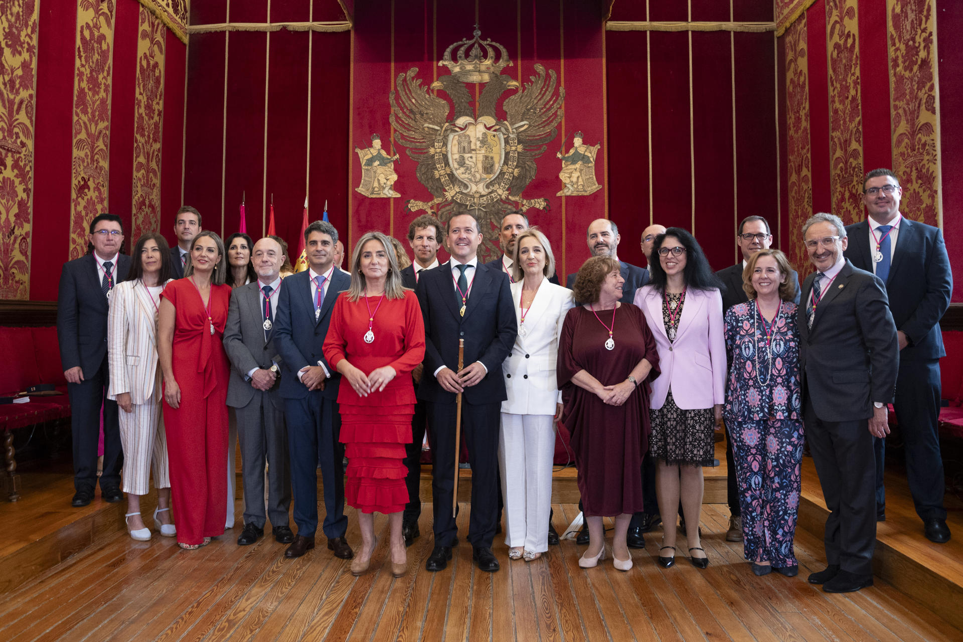 Sesión constitutiva del nuevo Ayuntamiento de Toledo, tras la celebración de las elecciones municipales del 28 de mayo y en la que es elegido alcalde el candidato del PP, Carlos Velázquez, que posa junto al resto de la corporación. EFE/Ismael Herrero
