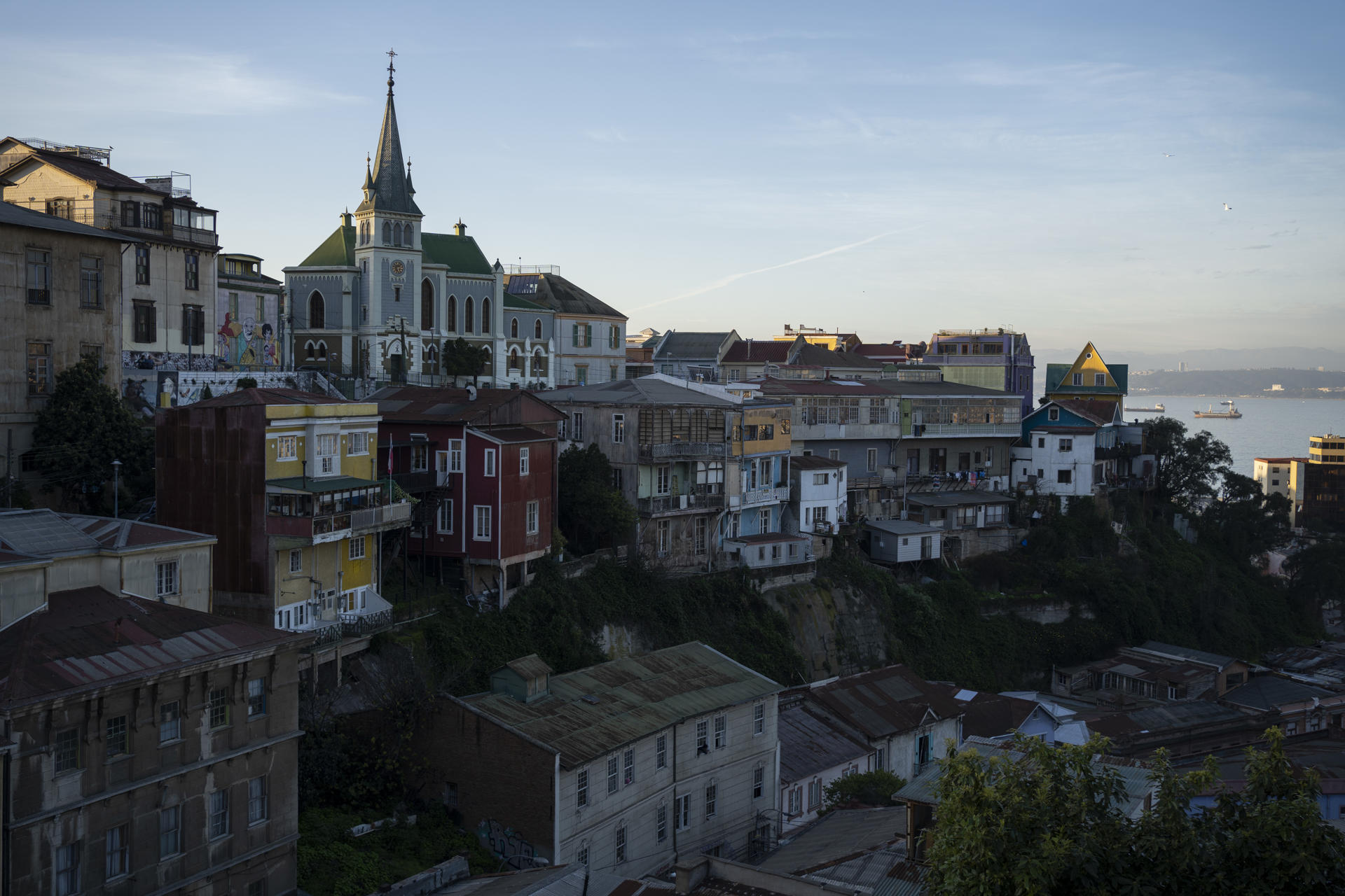 Fotografía de uno de los lugares más visitados de Cerro Alegre, el 28 de junio de 2023, en Valparaíso (Chile). EFE/ Adriana Thomasa
