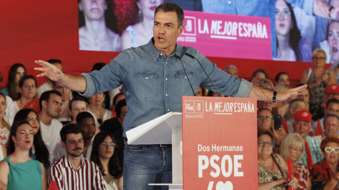 Imagen del fin de semana del presidente del Gobierno y secretario general del PSOE, Pedro Sánchez, en un acto de precampaña para las elecciones generales. EFE/ Julio Muñoz
