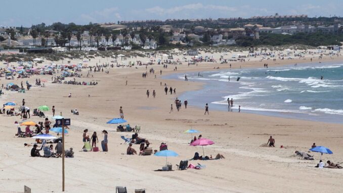 Imagen de archivo de la playa de la Barrosa (Chiclana de la Frontera, Cádiz). EFE/Román Ríos.
