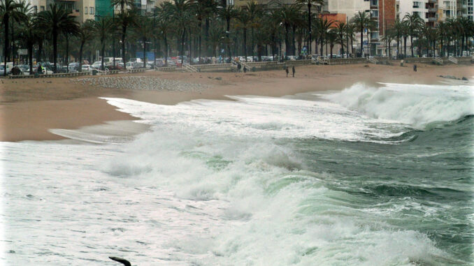 La playa de Lloret de Mar (Girona) azotada por el temporal de levante. EFE/ Robin Townsend
