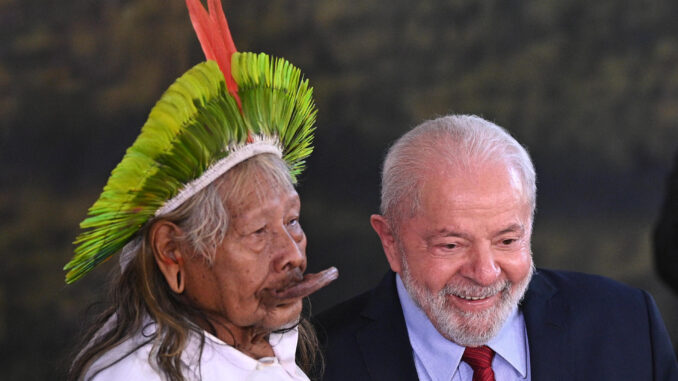 El presidente de Brasil, Luiz Inácio Lula da Silva (d), posa con el líder indígena brasileño Raoni Metuktire en una ceremonia por el Día Mundial del Medio Ambiente hoy, en el Palacio del Planalto, en Brasilia (Brasil). EFE/André Borges
