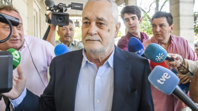 El expresidente de la Junta de Andalucía José Antonio Griñán, el pasado mes de mayo citado para el examen de una forense del Instituto de Medicina Legal. EFE/ Raúl Caro.
