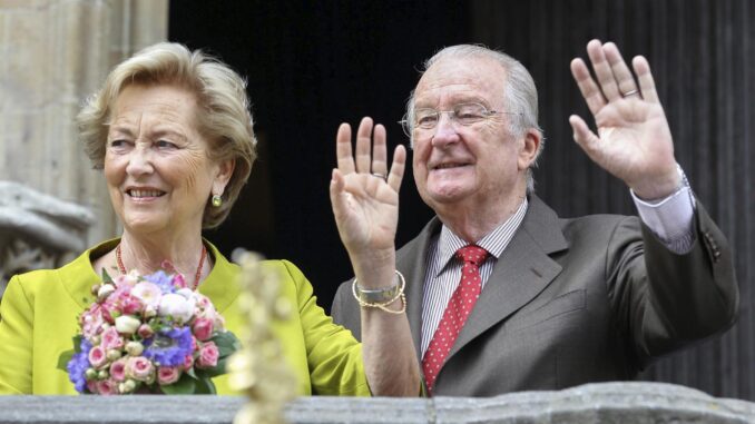 Imagen de archivo (17/07/2013) del rey de los belgas Alberto II la reina Paola durante su visita a Gante, en Bélgica. EFE/Julien Warnand
