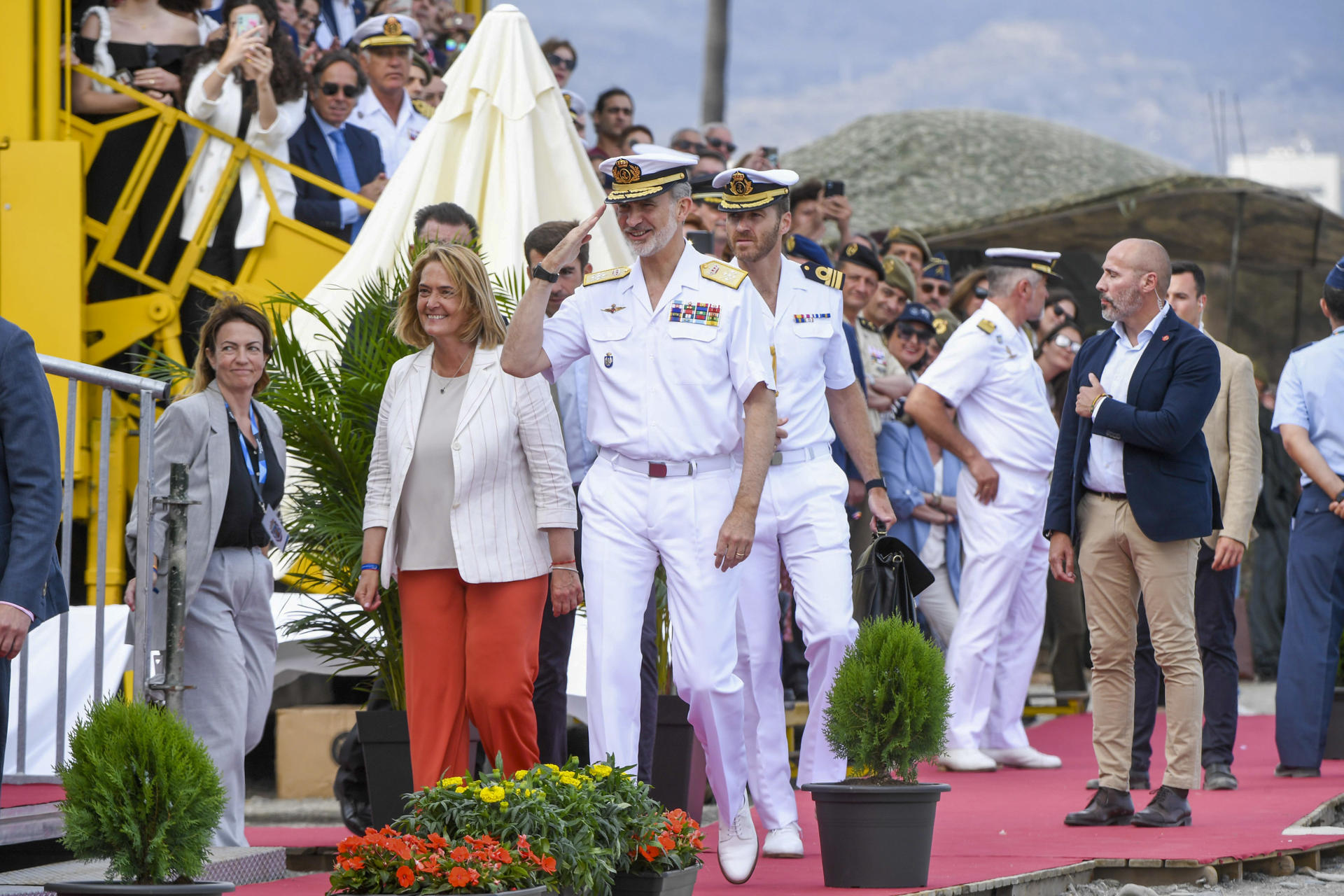 El rey Felipe VI (c), acompañado por la alcaldesa de Motril, Luisa María García Chamorro (i), preside la revista naval y la exhibición dinámica con motivo del Día de las Fuerzas Armadas, este viernes en Motril, Granada. EFE/ Miguel Ángel Molina

