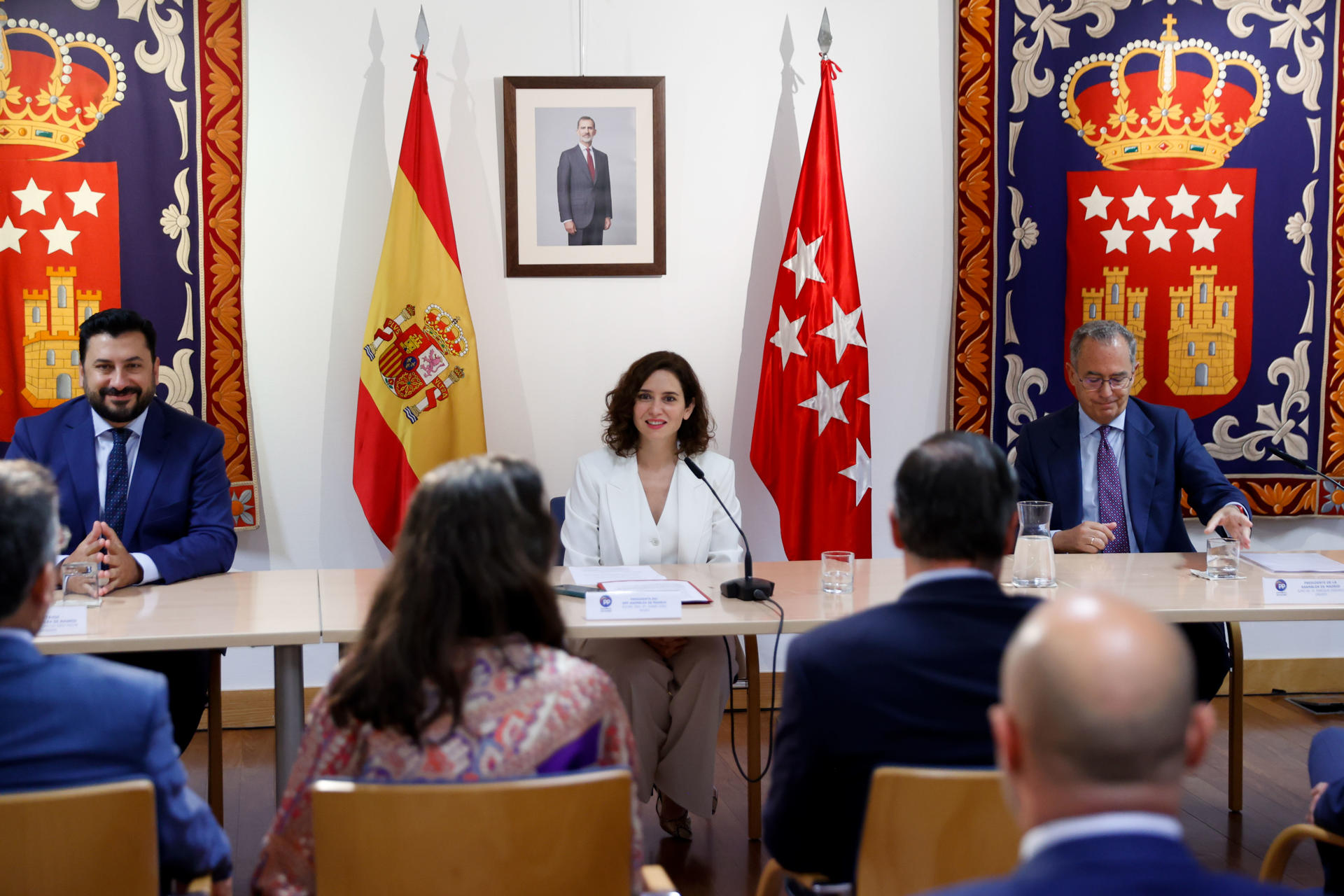 La presidenta en funciones de la Comunidad de Madrid, Isabel Díaz Ayuso (2i) durante la reunión de su grupo parlamentario antes de la constitución de la Asamblea de Madrid este martes cuando se inicia una nueva legislatura con la constitución del parlamento autonómico. EFE/ Juan Carlos Hidalgo
