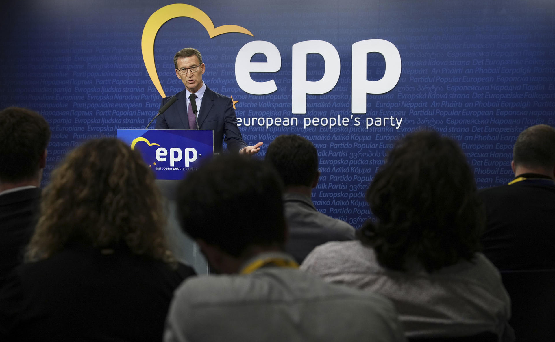 El presidente del Partido Popular, Alberto Núñez Feijóo, ofrece una rueda de prensa tras su participación en la cumbre del PP Europeo, este jueves en la sede del PP Europeo en Bruselas. EFE/ David Mudarra/PP
