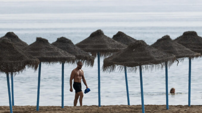 Una persona paseaba a primeras horas por la playa de la Malvarrosa, en Valencia.EFE/ Kai Forsterling
