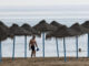 Una persona paseaba a primeras horas por la playa de la Malvarrosa, en Valencia.EFE/ Kai Forsterling