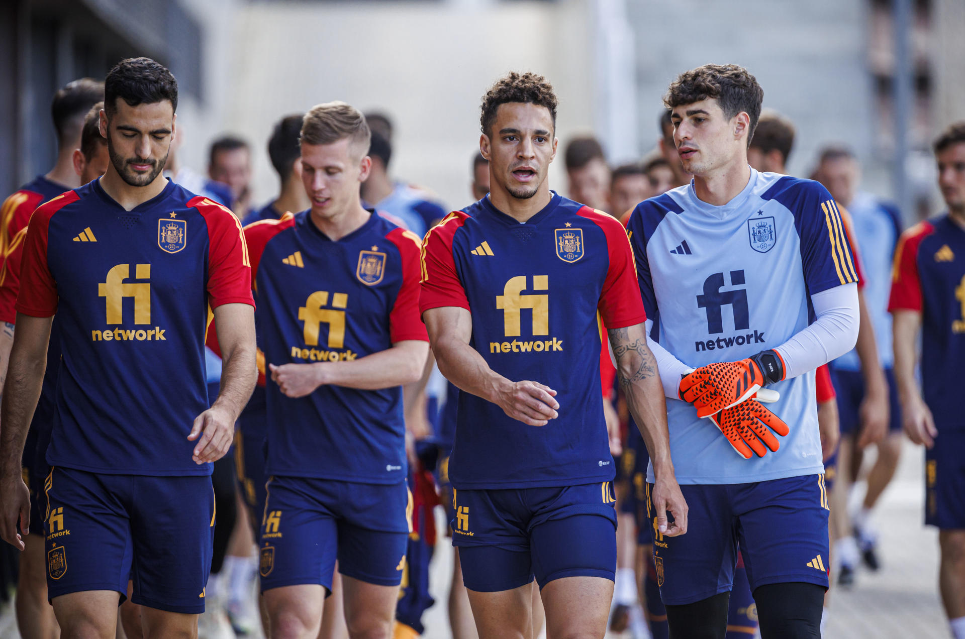 Los jugadores de la selección española de fútbol, (i-d) Mikel Merino, Dani Olmo, Rodrigo y Kepa, antes de un entrenamiento. EFE / Pablo García / RFEF.
