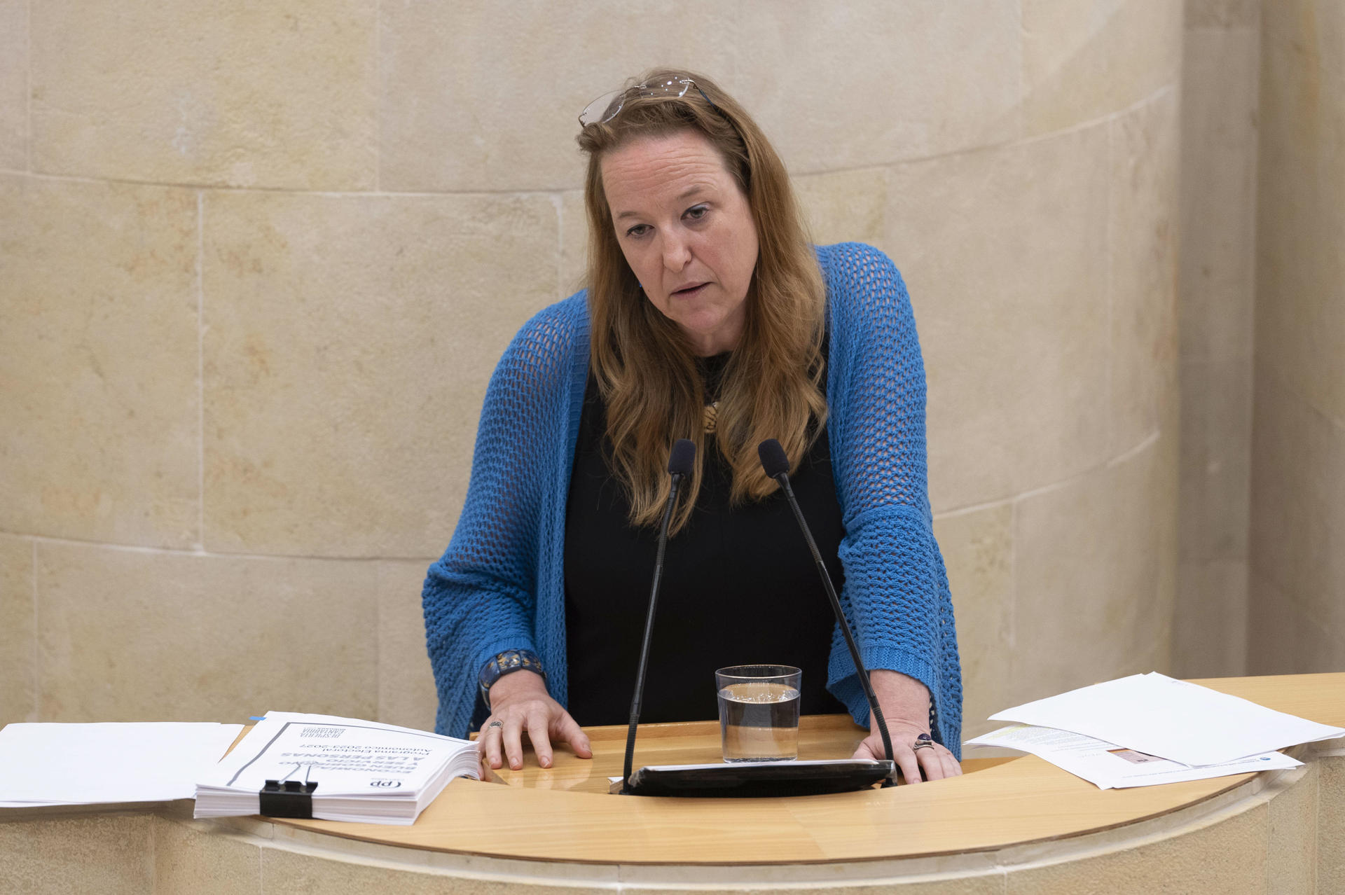 La portavoz de Vox en Cantabria, Leticia Díaz, durante el segundo día de la celebración del pleno de investidura de la candidata a presidenta autonómica, la popular María José Sáenz de Buruaga, este viernes en el Parlamento de Cantabria, en Santander. EFE/ Pedro Puente Hoyos
