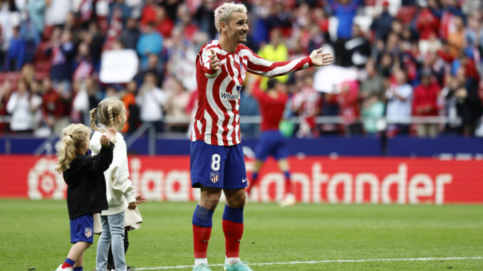 Griezmann saluda a la afición en una foto de archivo del partido contra la Real Sociedad en el Metropolitano. EFE / Rodrigo Jiménez.
