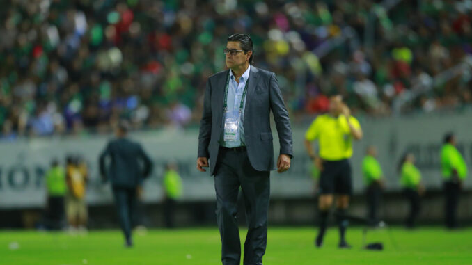 Fotografía de archivo de Luis Fernando Tena, entrenador de Guatemala. EFE/ Francisco Guasco
