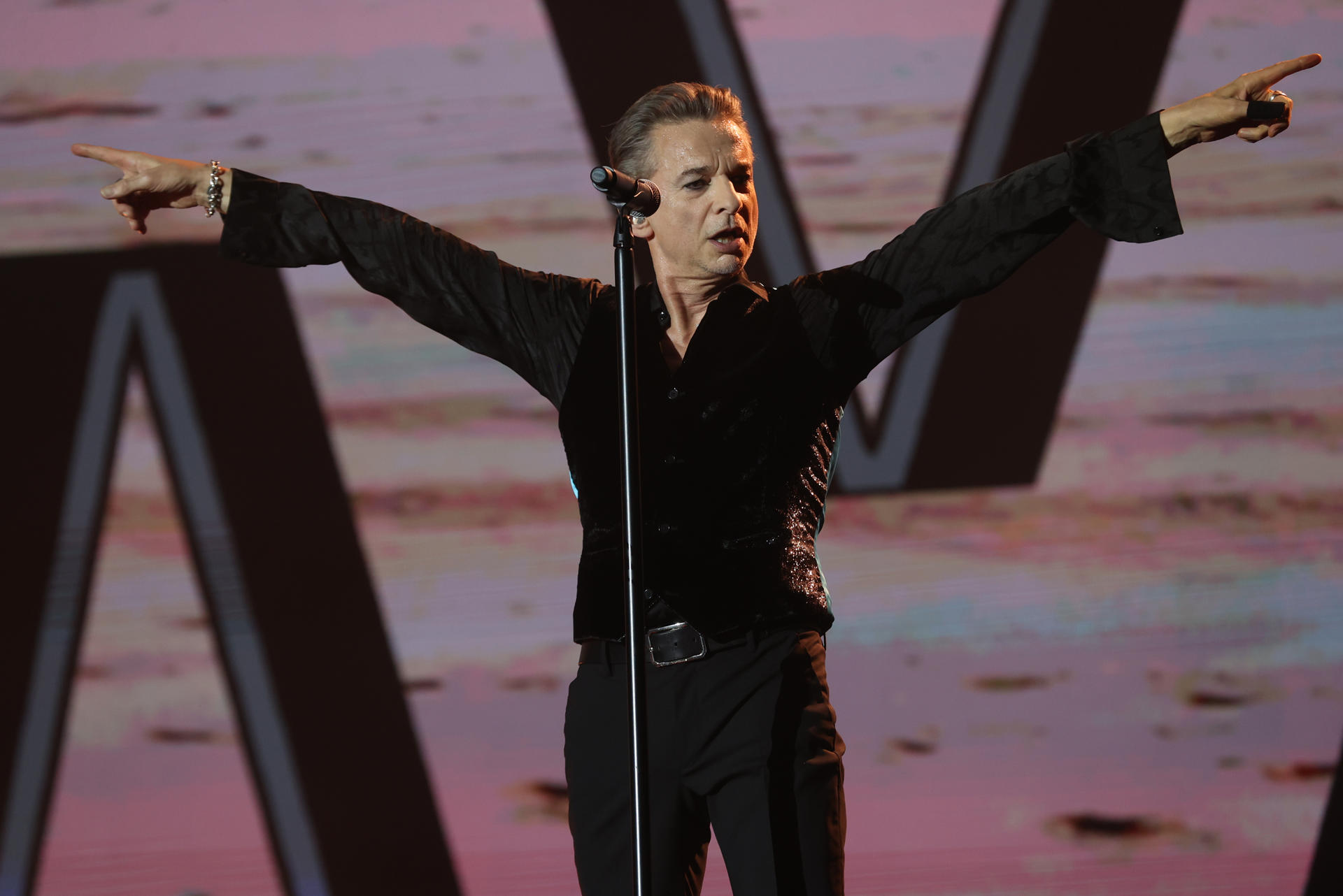 El cantante británico del grupo Depeche Mode, Dave Gahan, durante su actuación en el Festival Primavera Sound que se celebra estos días en Arganda del Rey, Madrid. EFE/ Kiko Huesca
