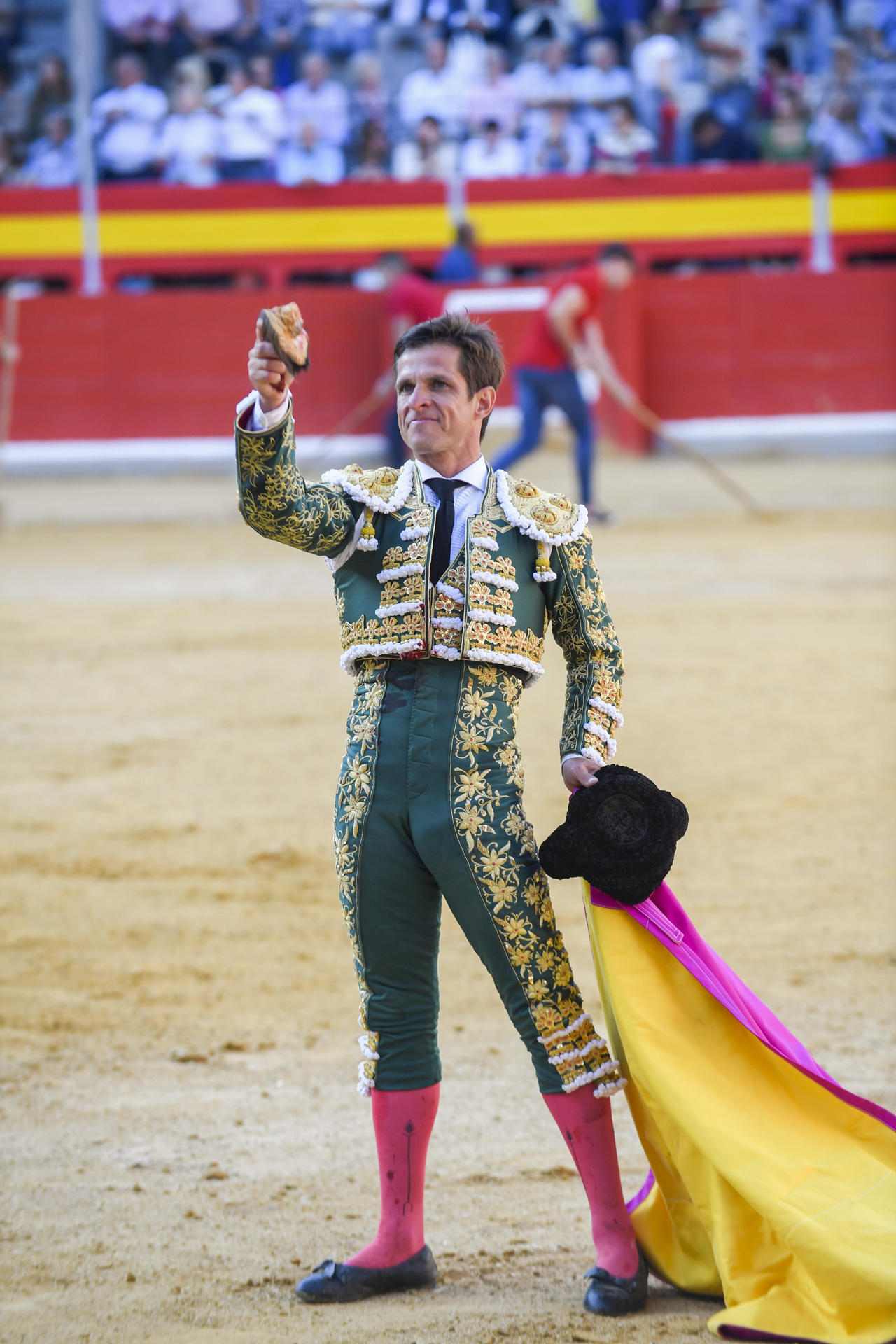 El diestro El Juli participa en una corrida de toros parte de la celebración de la fiesta del Corpus Christi este viernes, en Granada. EFE/Miguel Ángel Molina
