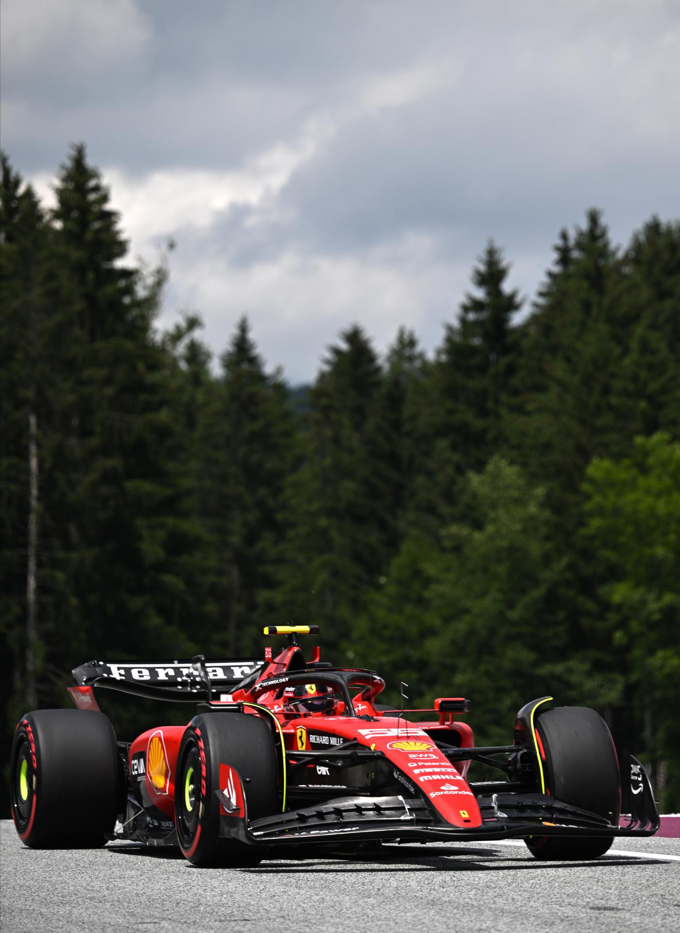 El piloto español de Fórmula 1 Carlos Sainz Jr de la Scuderia Ferrari durante la sesión de entrenamientos del Gran Premio de Austria de 2023, en el circuito Red Bull Ring de Spielberg, Austria. EFE/EPA/CRISTIANO BRUNA
