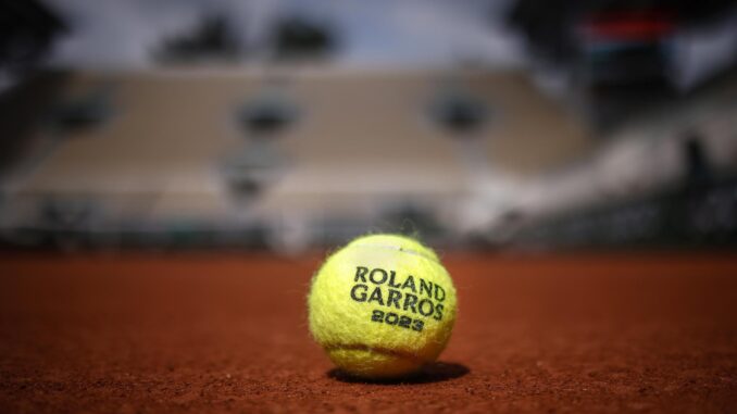 Una imagen de montaje muestra la pelota de tenis oficial de Roland Garros 2023 antes del torneo de tenis del Abierto de Francia en Roland Garros en París, Francia. EFE/EPA/YOAN VALAT
