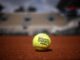 Una imagen de montaje muestra la pelota de tenis oficial de Roland Garros 2023 antes del torneo de tenis del Abierto de Francia en Roland Garros en París, Francia. EFE/EPA/YOAN VALAT