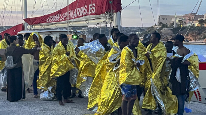 Inmigrantes rescatados en el Mediterráneo central a su llegada al puerto de Lampedusa en abril de 2023. EFE/ Gonzalo Sánchez
