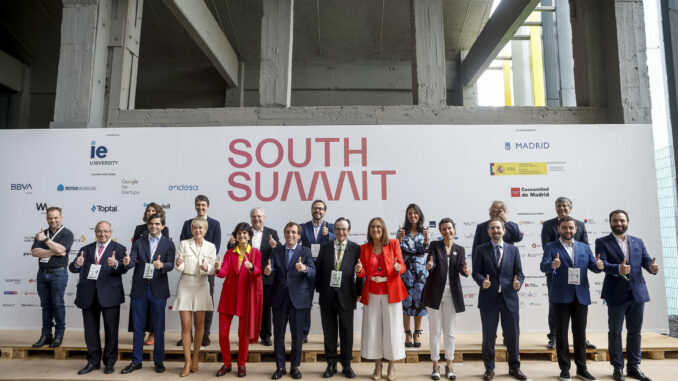 El alcalde de Madrid, José Luis Martínez-Almeida (6i), y la secretaria de Estado de Digitalización e Inteligencia Artificial, Carme Artigas (4i), entre otros participantes, posan para la foto de familia del South Summit Madrid 2023, este miércoles. EFE/Daniel González
