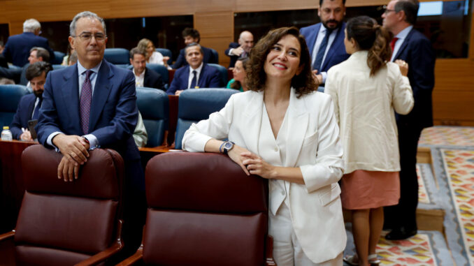 La presidenta en funciones de la Comunidad de Madrid, Isabel Díaz Ayuso (d) y el vicepresidente en funciones, Enrique Ossorio (i) a su llegada a la constitución de la Asamblea de Madrid este martes. EFE/ Juan Carlos Hidalgo
