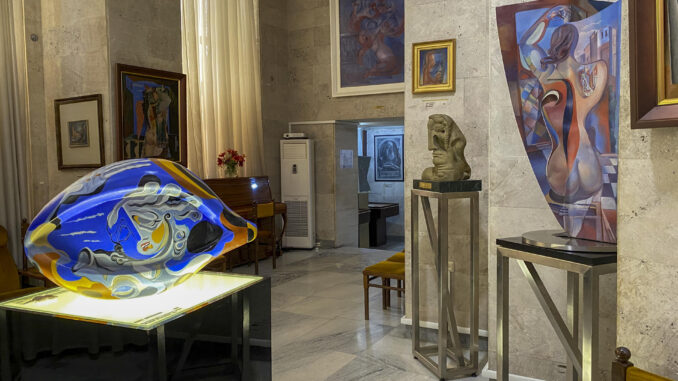 Obras del pintor y escultor armenio Ervand Kochar en su museo en Ereván (Armenia). Kochar fue un genio vanguardista coetáneo de Pablo Picasso, con el que compartió exposiciones en París, pero su figura y su obra han cobrado una nueva vida estos días tras la masiva llegada a Armenia de ciudadanos rusos que huyeron de la movilización militar en su país. EFE/ Anush Janbabian
