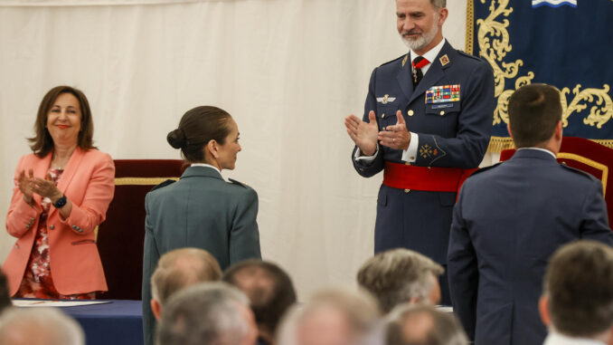 El rey Felipe VI clausura el XXVI Curso de Estado Mayor de la Escuela Superior de las Fuerzas Armadas en la sede del Centro Nacional de Estudios de la Defensa Nacional (CESEDEN) en Madrid este miércoles. El CESEDEN es el principal centro docente militar conjunto de las Fuerzas Armadas españolas. EFE/ Juan Carlos Hidalgo
