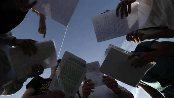 Un grupo de estudiantes dan un ultimo repaso a sus apuntes antes ir a una de las aulas de la Universidad Publica de Navarra para hacer su examen de la EvA, en una imagen de archivo. EFE/ Jesús Diges
