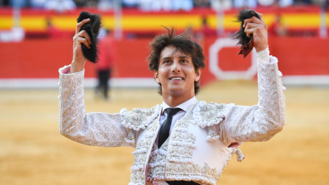 El diestro Roca Rey tras cortar dos orejas en una corrida de toros parte de la celebración de la fiesta del Corpus Christi este viernes, en Granada. EFE/Miguel Ángel Molina
