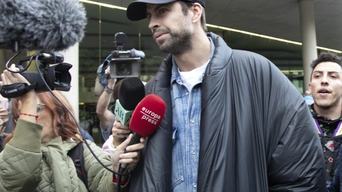 Imagen de archivo del exfutbolista Gerard Piqué a su salida de un juzgado. EFE/Marta Perez
