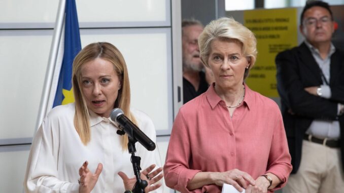 Imagen de Archivo de la  primera ministra italiana, Giorgia Meloni (I), y la presidenta del a Comisión Europea, Ursula Von Der Leyen. EFE/EPA/MAX CAVALLARI
