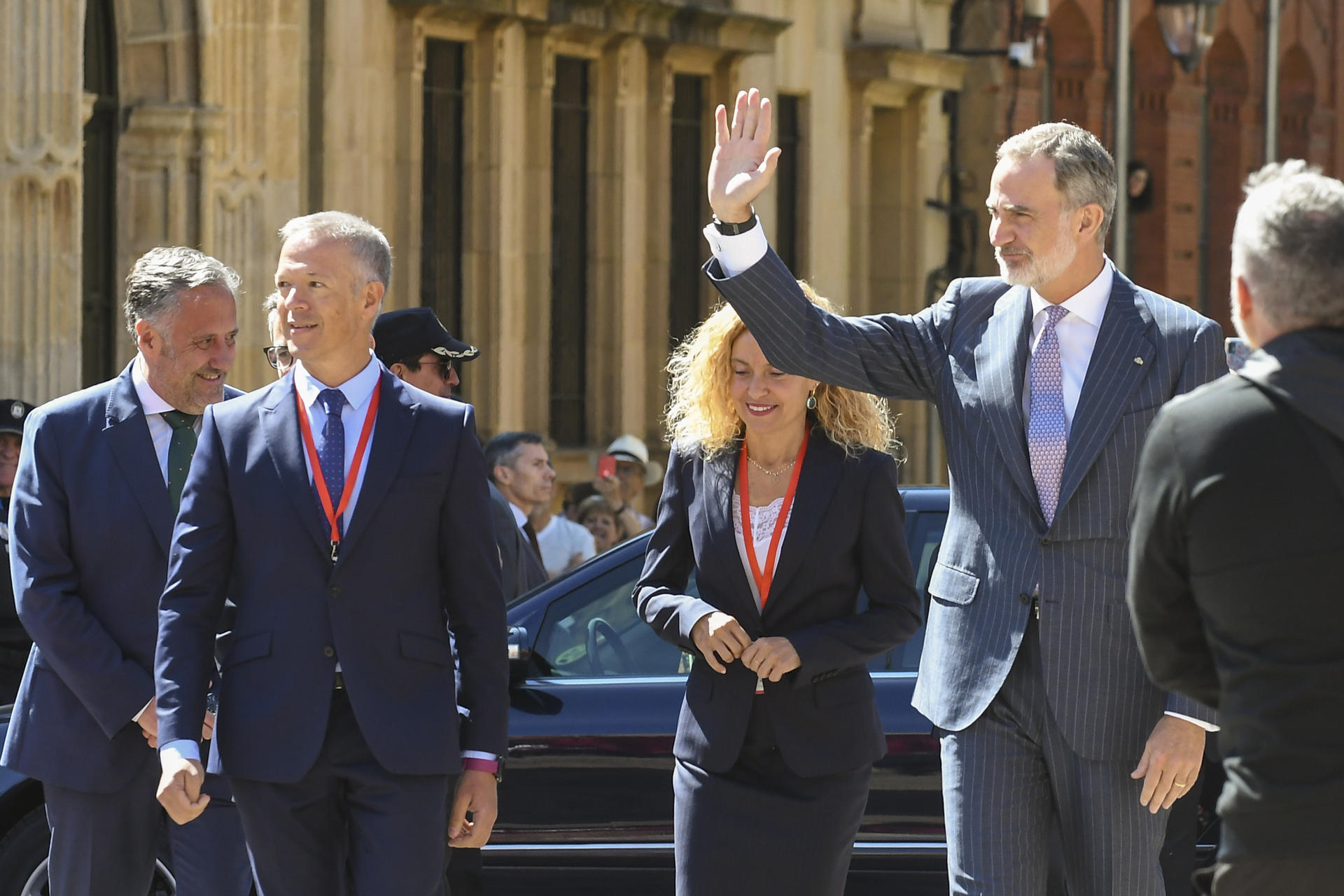 El rey Felipe VI es recibido por la presidenta del Congreso, Meritxel Batet, y por el presidente del Senado, Ander Gil (2i), a su llegada a la conferencia internacional de Parlamentarismo en la Unión Europea, este viernes en León. .EFE/J.Casares
